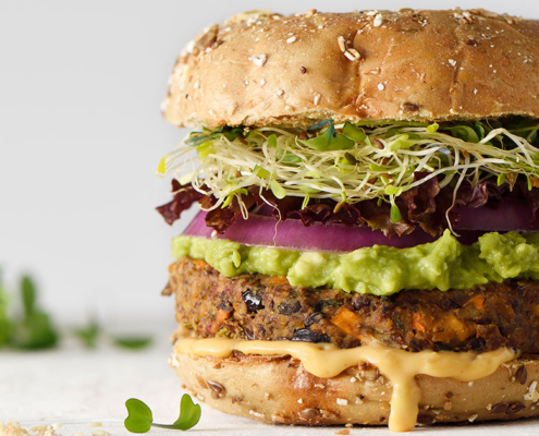 Ein veganer Burger mit Soja-Patty und Avocado