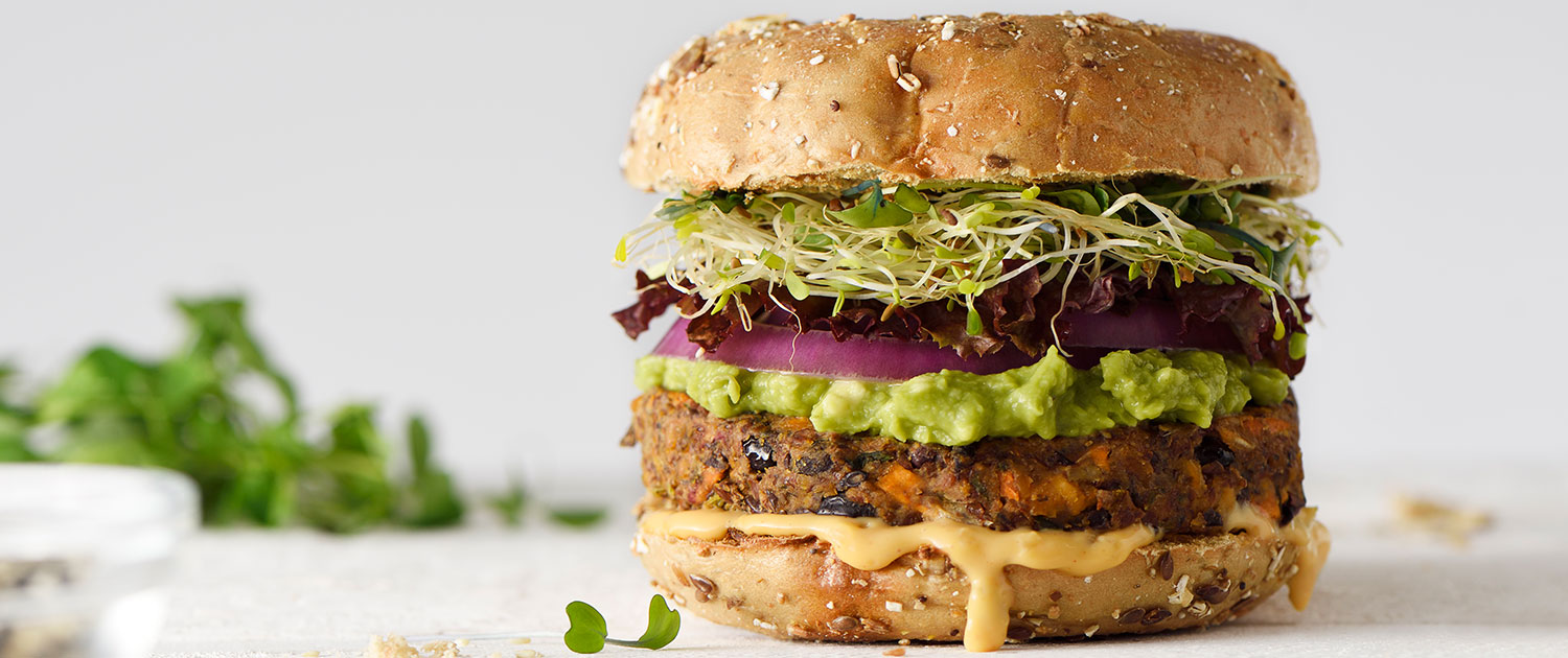 Ein veganer Burger mit Soja-Patty und Avocado